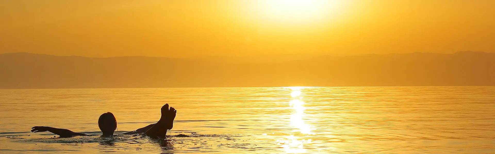 Relaxation à la Mer Morte pendant une journée